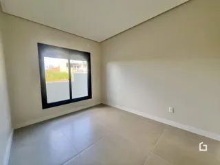 Sala de estar com grande janela de vidro.
