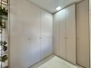 Quartos com armários embutidos brancos em um imóvel.