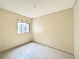 Foto de um cômodo interno com paredes claras e piso de cerâmica.