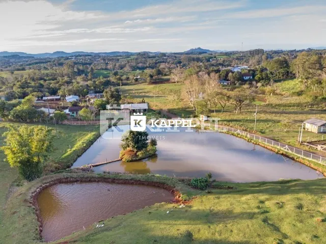 Vista panorâmica de uma área verde com um corpo d'água em Lajeado.