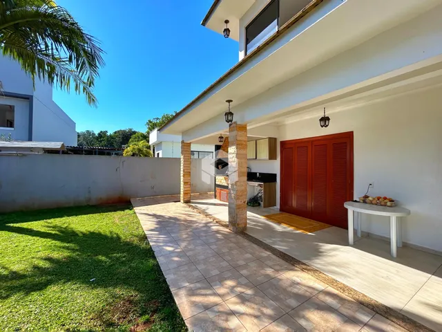 Fachada de uma casa em Lajeado, Brasil, com jardim gramado e área coberta.