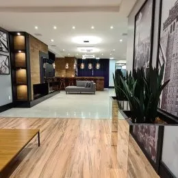 Sala de estar com piso de madeira e móveis planejados.
