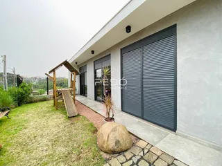 Fachada de uma residência com garagem e jardim em Lajeado, Brasil.
