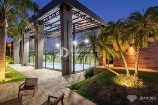 Vista externa de uma residência com área de lazer e jardim em Lajeado.