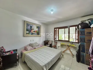 Quarto com cama e janela em um imóvel no Brasil.