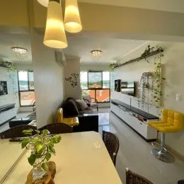 Ambiente interno com mesa de jantar e iluminação clara.