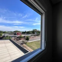Vista da paisagem externa através de uma janela.