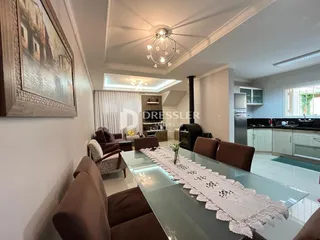 Sala de estar com decoração e mesa de vidro.