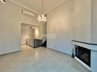 Hall de um apartamento moderno em Lajeado com piso de cerâmica e lareira.