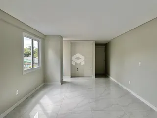 Corredor interno com piso de mármore claro.