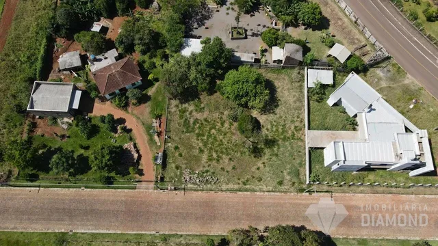 Vista aérea de uma propriedade rural em Lajeado, Brasil, mostrando terrenos e estruturas.