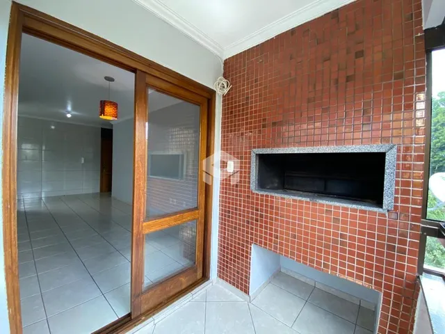 Hall de entrada com parede de tijolos vermelhos e portas de madeira