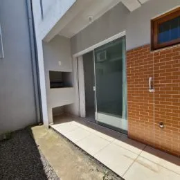 Fachada de um imóvel em Lajeado, Brasil, mostrando a entrada com piso de concreto.