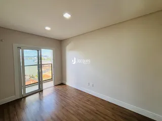 Ambiente interno com piso de madeira e porta de vidro.