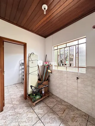 Foto de um cômodo com piso de cerâmica e ferramentas de manutenção.