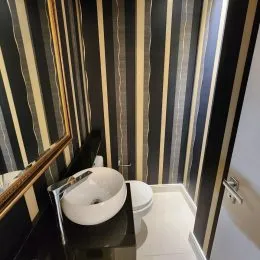 Foto de um banheiro mostrando uma pia branca.
