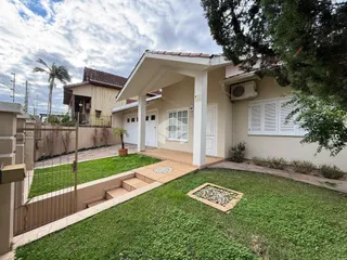 Fachada de uma residência em Lajeado, Brasil, com jardim frontal.