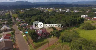 Uma vista aérea de uma propriedade residencial em Lajeado, Brasil, mostrando o terreno e a vegetação circundante.