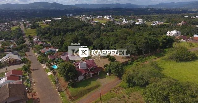 Uma vista aérea de uma propriedade residencial em Lajeado, Brasil, mostrando o terreno e a vegetação circundante.