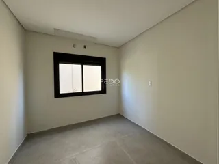 Vista interna de um cômodo com paredes claras e piso de cerâmica.
