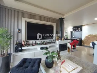 Sala de estar com televisão e lareira em um apartamento no Brasil.