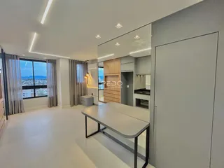 Sala de estar moderna com vista para a cidade em Lajeado.