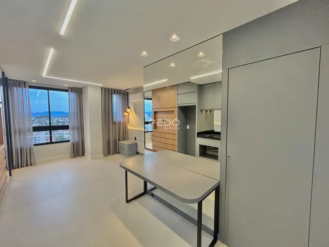 Sala de estar moderna com vista para a cidade em Lajeado.