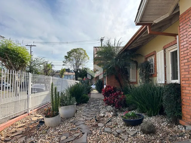Foto da fachada de uma residência em Lajeado, Brasil, com jardim frontal.