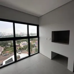 Vista da paisagem urbana através de uma grande janela de vidro.