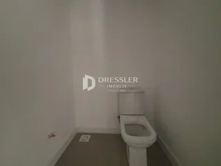 Hall de entrada com vaso sanitário em um imóvel no Brasil.