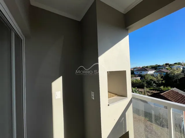Vista da varanda com paisagem ao fundo.