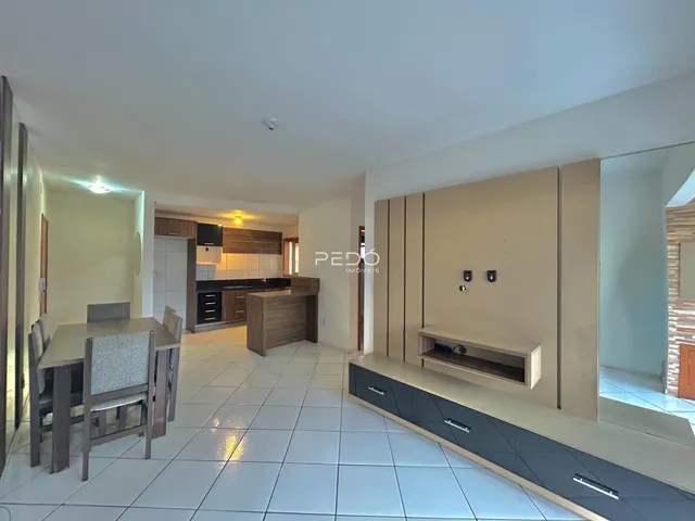 Sala de estar e cozinha de um imóvel em Lajeado com piso de cerâmica.