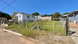 Fachada de uma residência com cerca e jardim em Lajeado, Brasil.