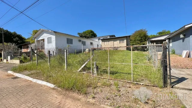 Fachada de uma residência com cerca e jardim em Lajeado, Brasil.