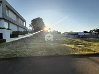 Vista da fachada de uma residência com jardim gramado.
