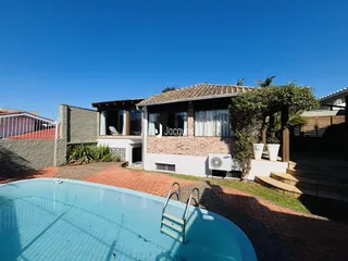 Fachada de casa com piscina e área externa em Lajeado, Brasil.