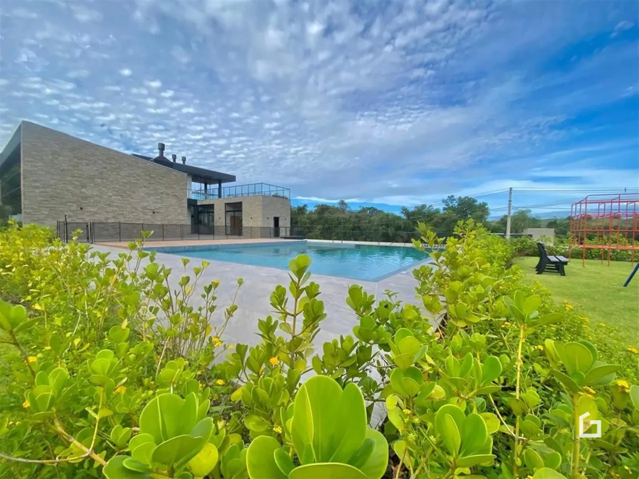 Vista externa de uma residência com piscina e jardim em Lajeado.