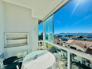 Varanda com vista panorâmica da paisagem.