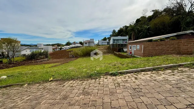 Vista externa de uma propriedade com gramado e área pavimentada em Lajeado.