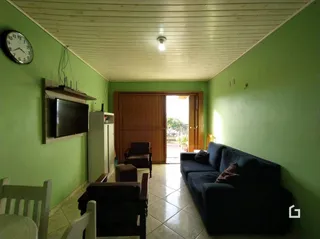 Sala de estar com paredes verdes e porta de madeira de madeira.