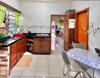 Vista da cozinha e área de jantar de uma residência em Lajeado, Brasil.