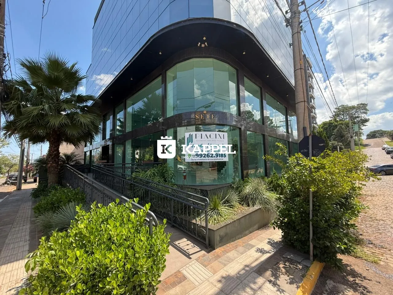 Fachada moderna de um edifício comercial com grandes janelas em Lajeado, Brasil.