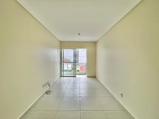 Corredor interno de uma residência com piso de cerâmica.