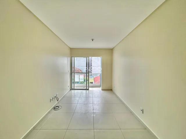Corredor interno de uma residência com piso de cerâmica.