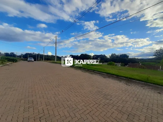 Vista de uma rua pavimentada em Lajeado, Brasil.