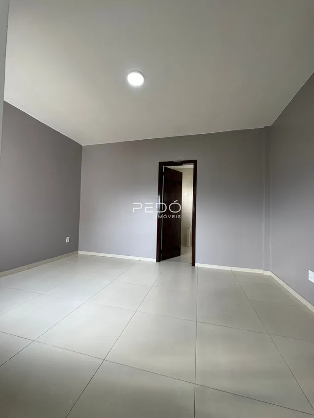Ambiente interno com piso de cerâmica e paredes cinzas.