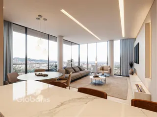Sala de estar moderna com grandes janelas que oferecem uma vista da paisagem.
