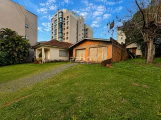 Fachada de uma residência com jardim e vizinhança em Lajeado, Brasil.