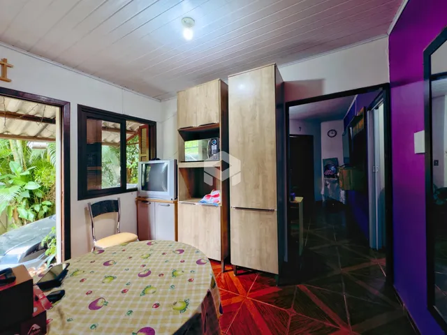 Quarto com armários de madeira e janela em uma residência em Lajeado.
