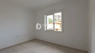 Ambiente interno de uma sala com piso de cerâmica e janela.